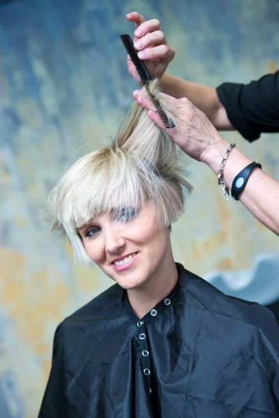 Fazendo novo penteado — Fotografia de Stock