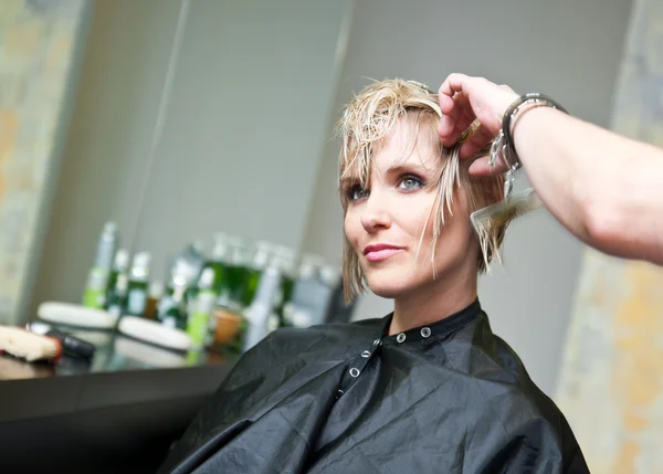 Mujer con corte de pelo —  Fotos de Stock