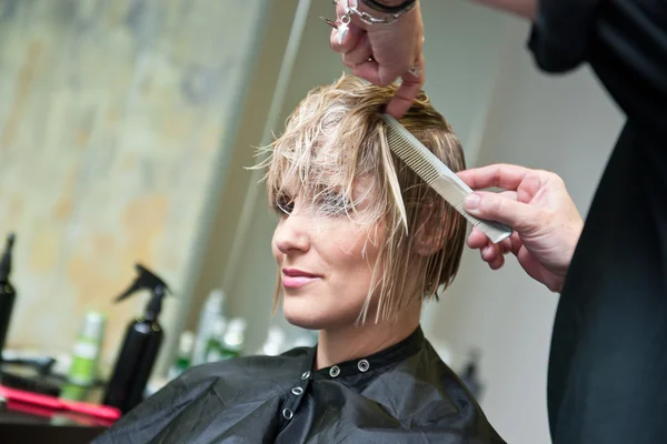 Mulher com corte de cabelo — Fotografia de Stock