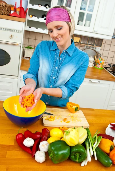 Hausfrau bereitet Gemüse zu Stockbild
