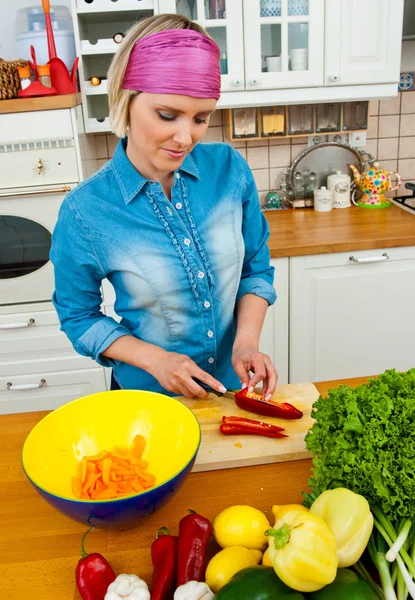 Hausfrau bereitet Gemüse zu lizenzfreie Stockfotos