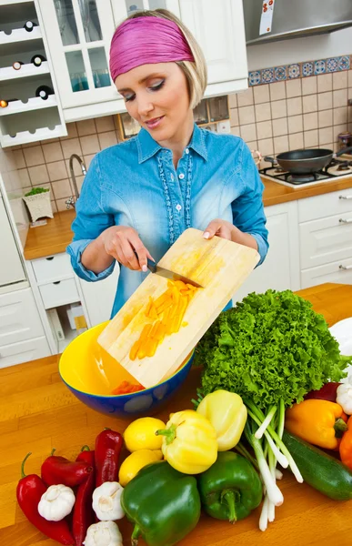 主婦の野菜の準備 ストック画像