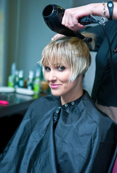 Woman in hair salon — Stock Photo, Image