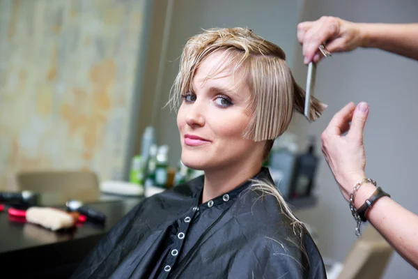 Woman having haircut — Stock Photo, Image