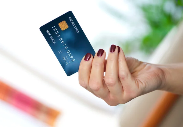 Mão mulher segurando cartão de crédito Fotos De Bancos De Imagens