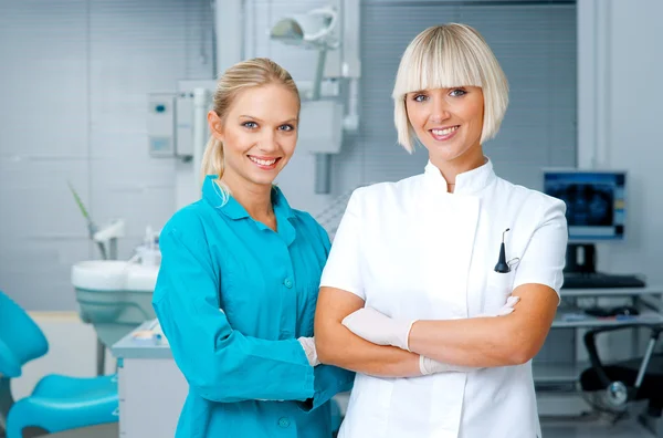 Vrouw tandarts met haar assistent — Stockfoto