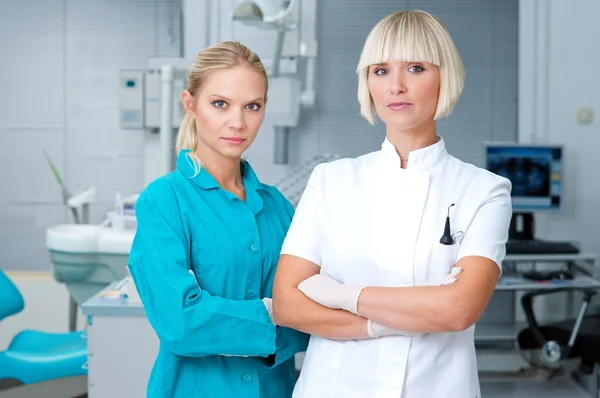 Vrouw tandarts met haar assistent — Stockfoto