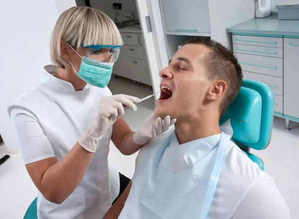 Mulher dentista no trabalho — Fotografia de Stock