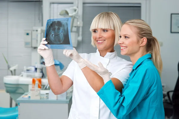 Vrouw tandarts met haar assistent — Stockfoto