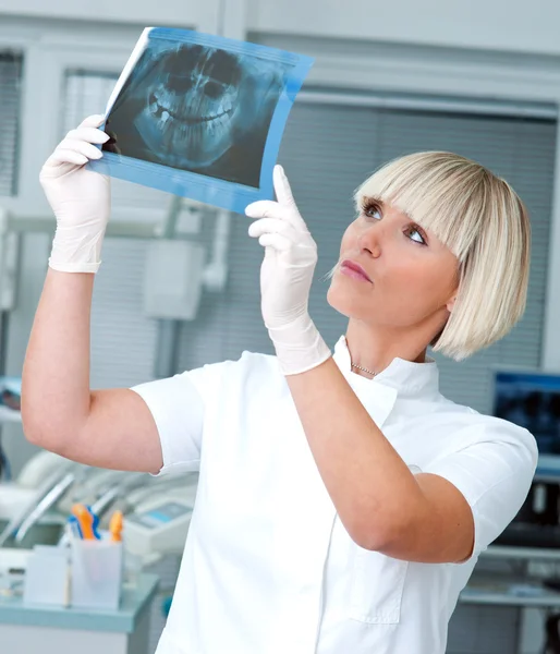 Dentista mulher com imagem de raio-x — Fotografia de Stock