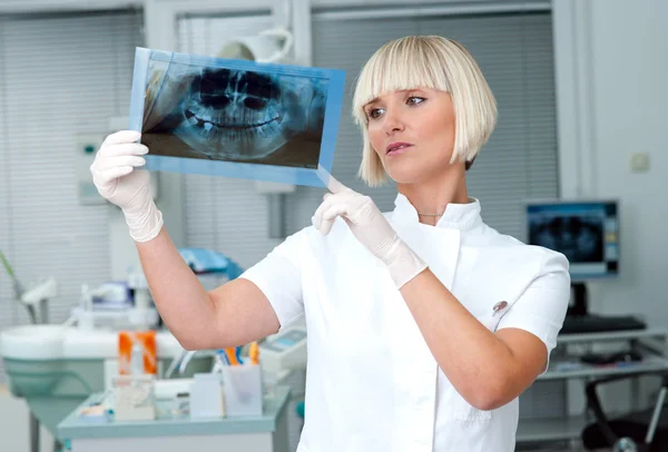 Woman dentist at work — Stock Photo, Image