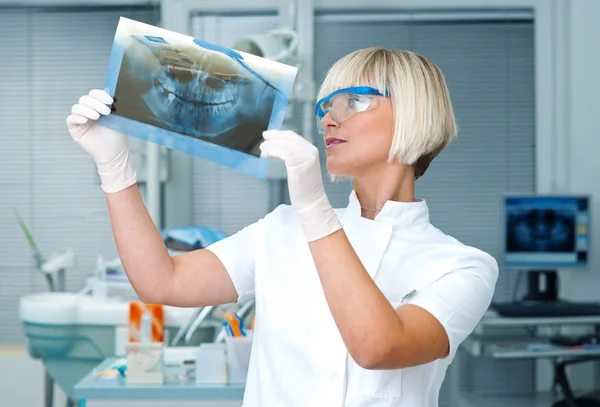 Femme dentiste avec image radiographique — Photo