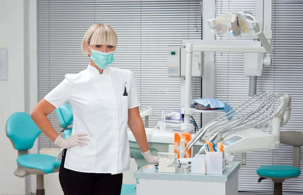 Mulher dentista no trabalho — Fotografia de Stock