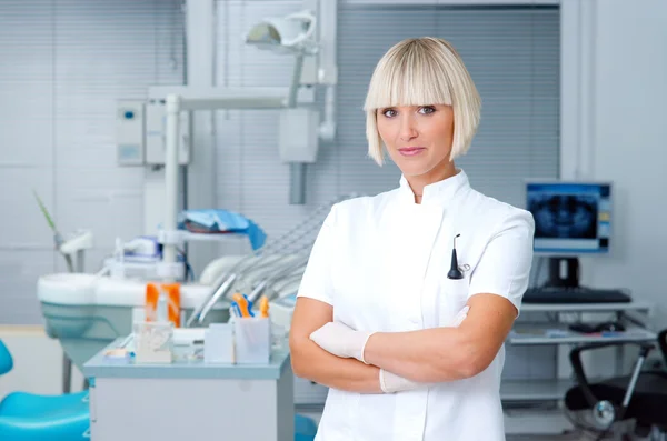 Vrouwelijke tandarts — Stockfoto