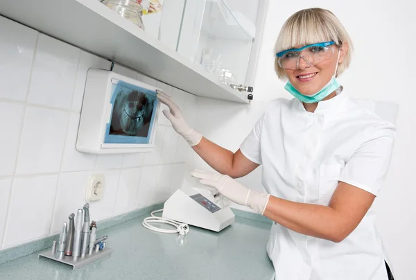 Vrouwelijke tandarts aan het werk — Stockfoto