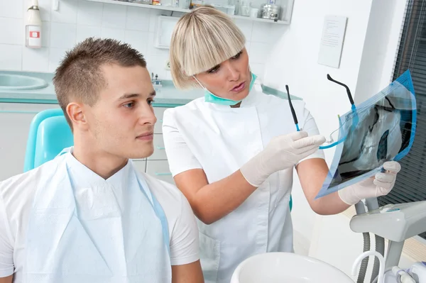 Mulher dentista no trabalho — Fotografia de Stock