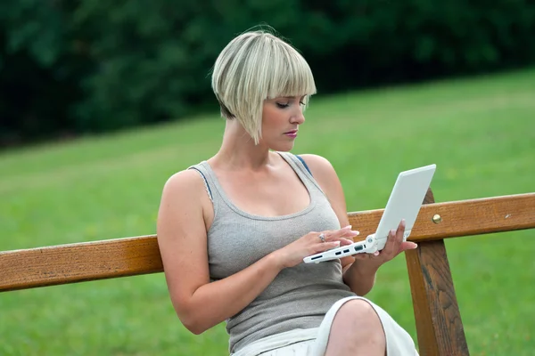 Vrouw met laptop buiten — Stockfoto