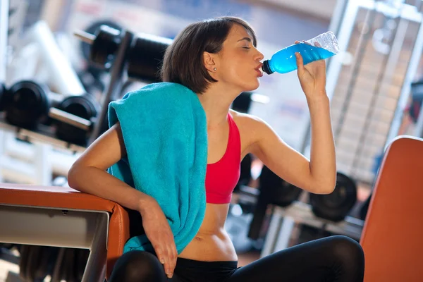 Kvinna i gym drink — Stockfoto