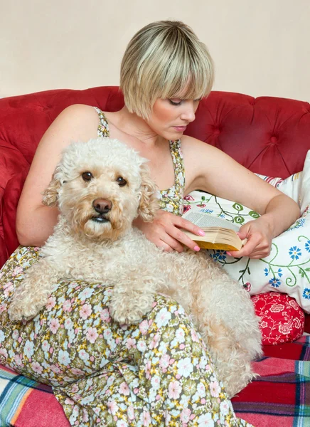 Mulher com livro e cão — Fotografia de Stock