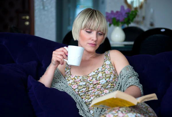 Mujer con libro en casa —  Fotos de Stock