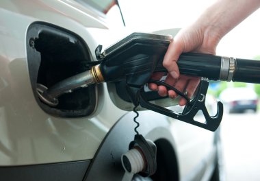 benzin istasyonunda gaz yakıt ikmali