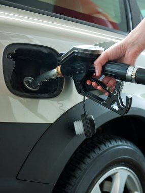 benzin istasyonunda gaz yakıt ikmali