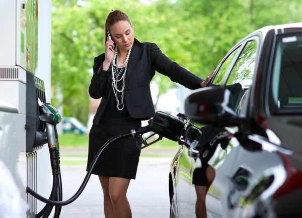 Frau in Tankstelle — Stockfoto