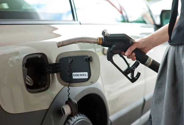 Gás de reabastecimento no posto de gasolina — Fotografia de Stock