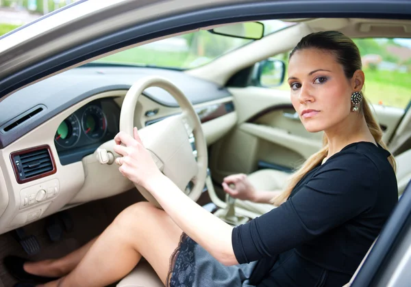 Mujer conduciendo coche — Foto de Stock