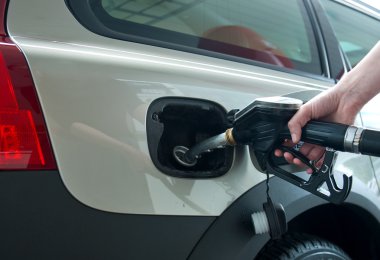 benzin istasyonunda gaz yakıt ikmali