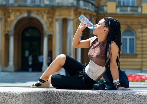 Mujer turista bebe agua — Foto de Stock