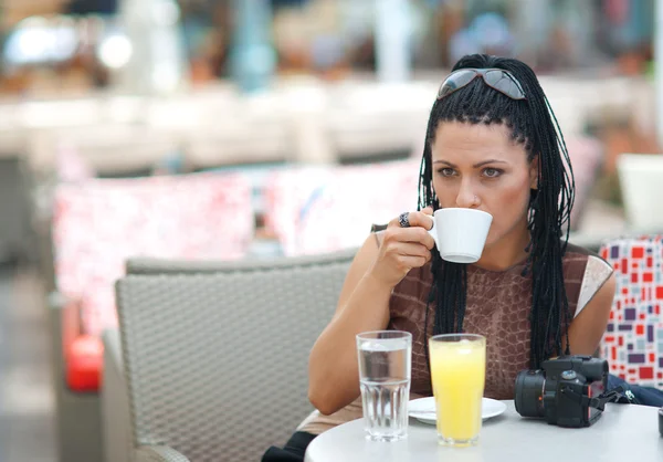 Frau trinkt Kaffee — Stockfoto