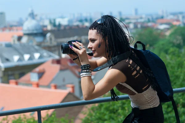 Kadın turist ile fotoğraf makinesi — Stok fotoğraf