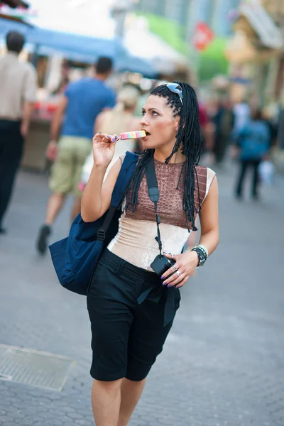 Woman tourist with ice cream — Stock Photo, Image