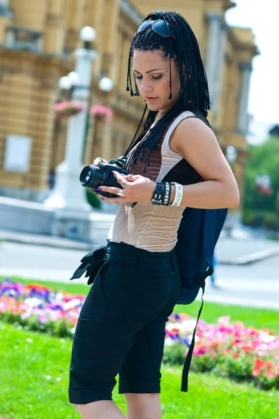 Mulher turista com câmera — Fotografia de Stock