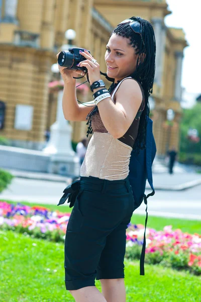 Mulher turista com câmera — Fotografia de Stock