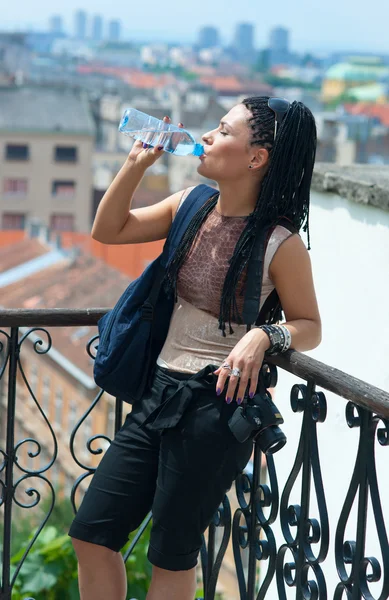 Женщина турист пьет воду — стоковое фото