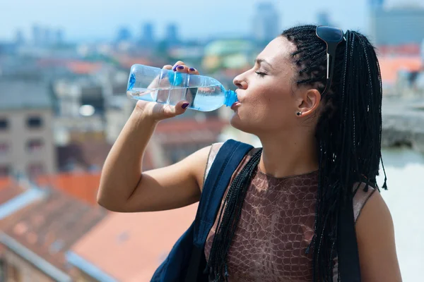 Woman drinks water — Stock Photo, Image