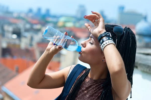 Frau trinkt Wasser — Stockfoto