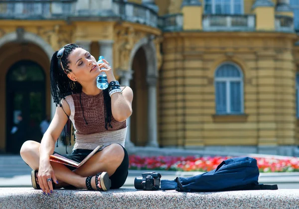 Mulher turista refrigerar-se — Fotografia de Stock