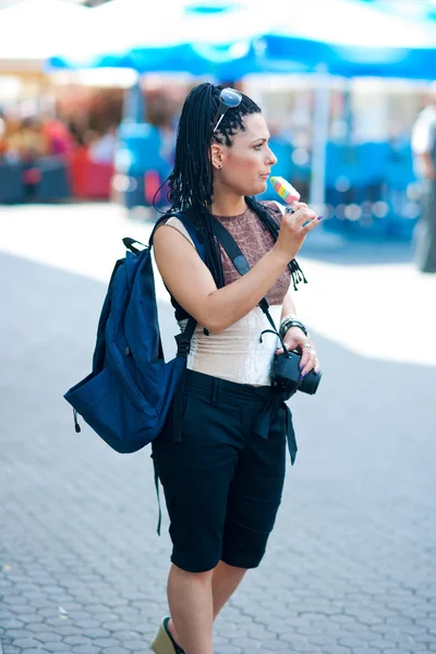 Mujer con helado — Foto de Stock