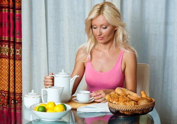 Mulher no café da manhã Fotografia De Stock