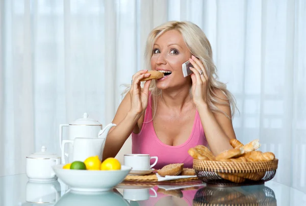 Mujer en el desayuno — Foto de Stock