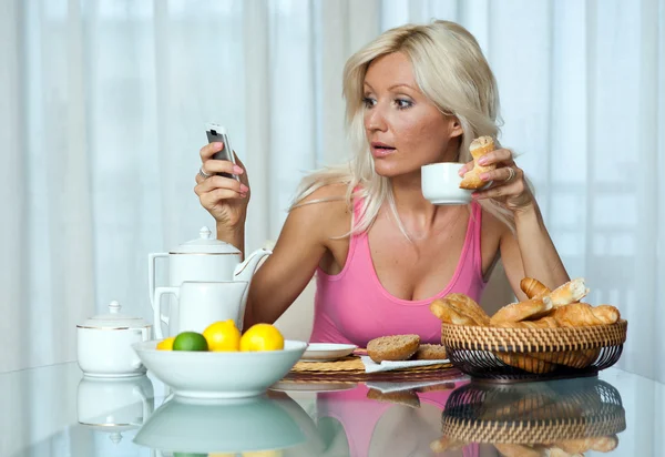 Femme au petit déjeuner — Photo