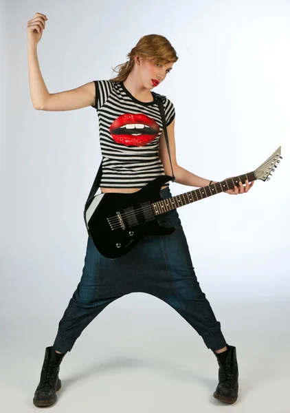 Девушка-подросток с гитарой Лицензионные Стоковые Фото