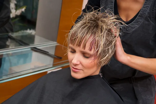 Estilista secado mujer cabello — Foto de Stock