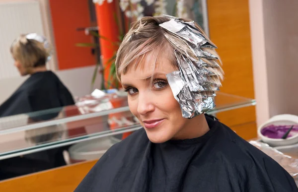Kvinna i hårsalong — Stockfoto