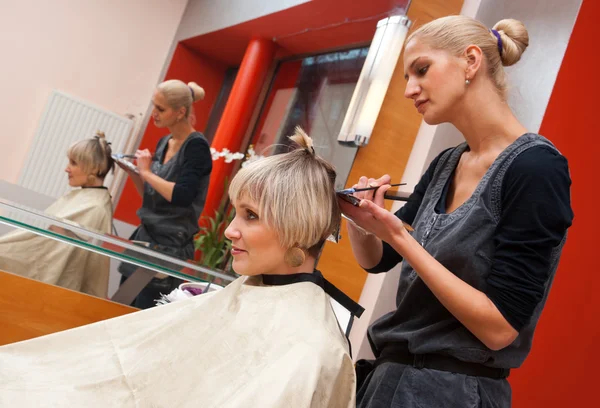 Friseur bei der Arbeit — Stockfoto