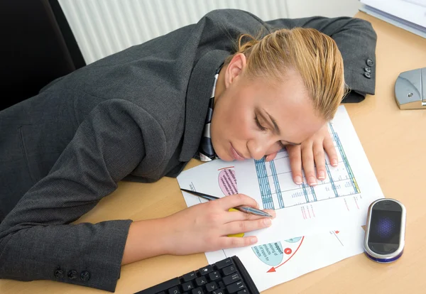 Üzletasszony alszik rá íróasztala — Stock Fotó