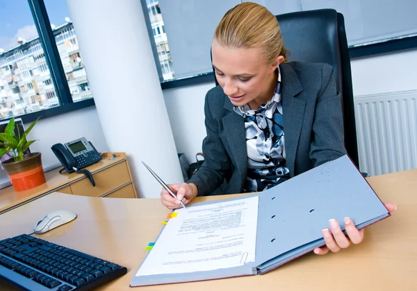 Femme d'affaires signant des documents — Photo